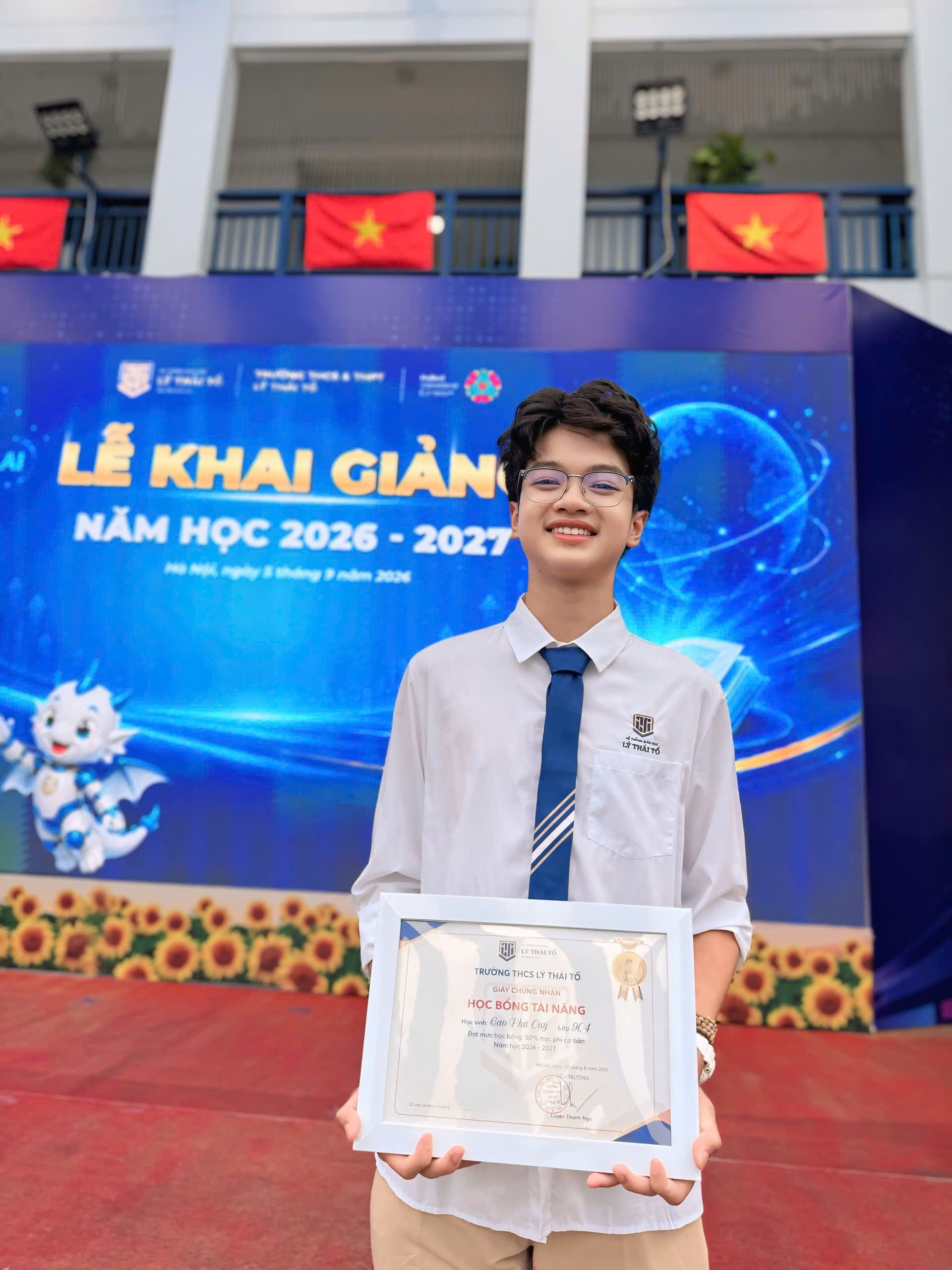 Cao Phú Quý vinh dự được nhận học bổng toàn phần tại trường học của mình - Trường Lý Thái Tổ - Hà Nội. Cao Phú Quý vinh dự được nhận học bổng toàn phần tại trường học của mình - Trường Lý Thái Tổ - Hà Nội.