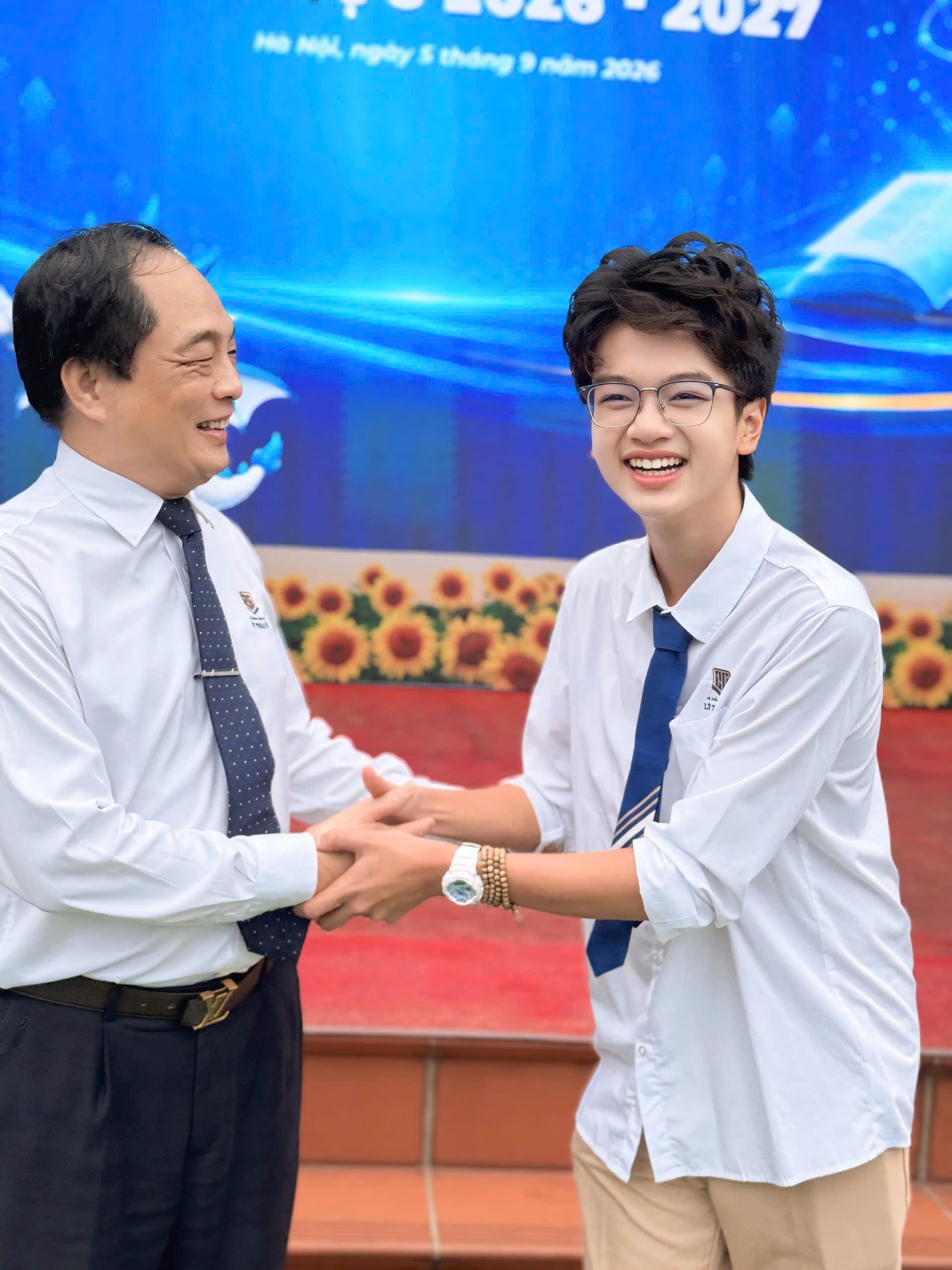 Cao Phú Quý và Thầy giáo Trịnh Hùng Sơn - Hiệu trưởng Hệ thống Trường Trung học Lý Thái Tổ. Cao Phú Quý và Thầy giáo Trịnh Hùng Sơn - Hiệu trưởng Hệ thống Trường Trung học Lý Thái Tổ.