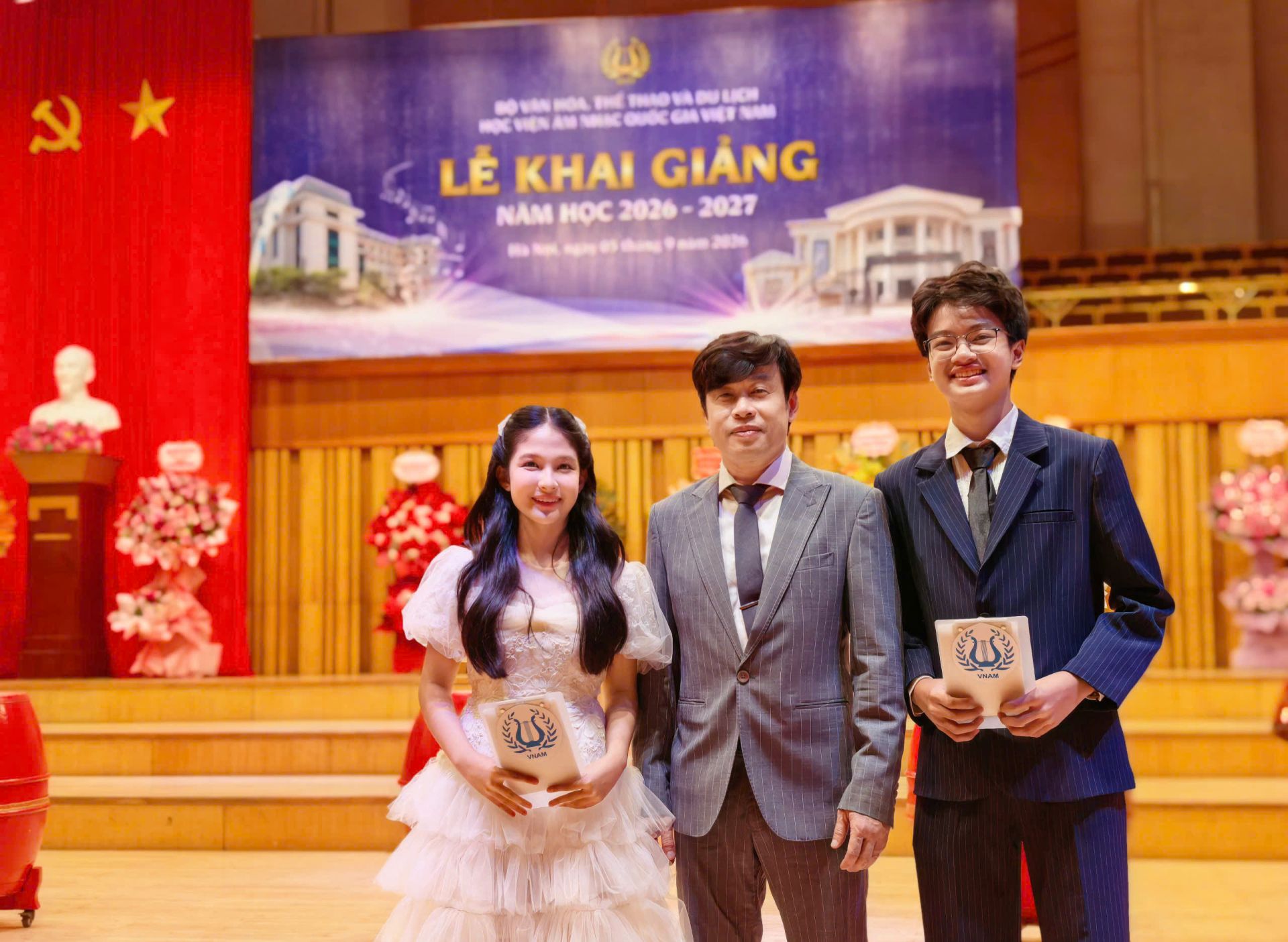 PGS.TS Nguyễn Huy Phương cùng 2 MC tại Lễ khai giảng năm học mới sáng ngày 5/9/2026 tại Học viện Âm nhạc Quốc gia Việt Nam. PGS.TS Nguyễn Huy Phương cùng 2 MC tại Lễ khai giảng năm học mới sáng ngày 5/9/2026 tại Học viện Âm nhạc Quốc gia Việt Nam.