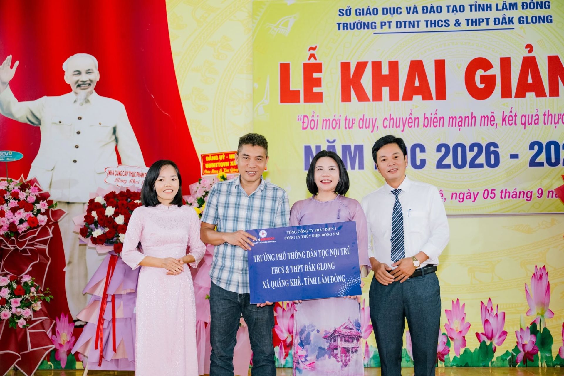 Đại diện C&ocirc;ng ty (&Ocirc;ng Nguyễn Văn Ch&iacute;nh - Quản đốc PXSC, thứ 2 từ tr&aacute;i sang) đến tham dự lễ khai giảng v&agrave; trao 40 suất học bổng tại trường Phổ th&ocirc;ng D&acirc;n tộc Nội tr&uacute; THCS & THPT Đắk Glong (x&atilde; Quảng Kh&ecirc;, tỉnh L&acirc;m Đồng).