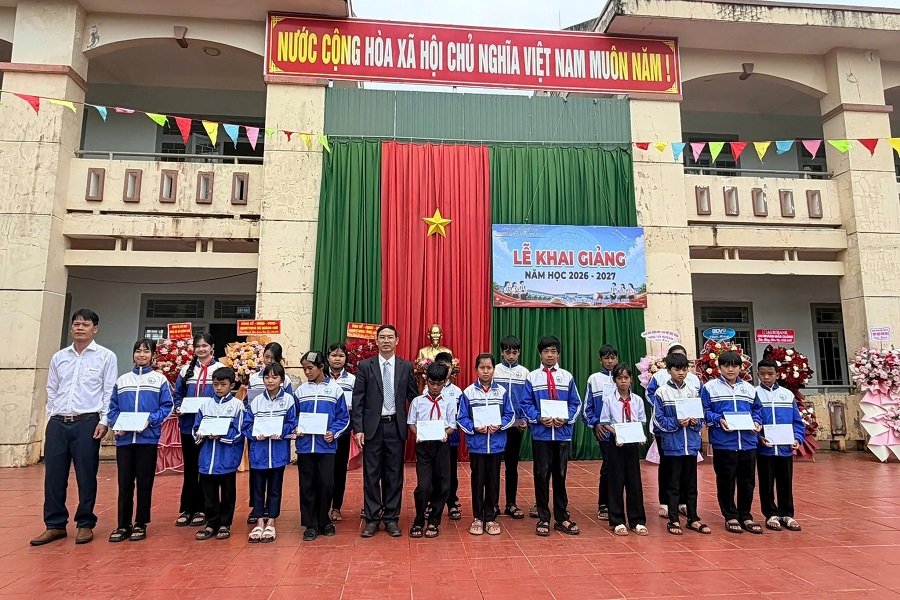 Đại diện C&ocirc;ng ty đến tham dự lễ khai giảng v&agrave; trao 40 suất học bổng tại trường THCS Nguyễn Du, x&atilde; Quảng Kh&ecirc;, tỉnh L&acirc;m Đồng.