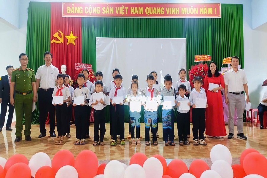 Đại diện C&ocirc;ng ty (&Ocirc;ng V&otilde; Hữu Lực - Trưởng ph&ograve;ng HC v&agrave; LĐ, thứ 2 từ tr&aacute;i sang) đến tham dự lễ khai giảng v&agrave; trao 40 suất học bổng tại Trường TH&THCS Đắk Plao, x&atilde; Quảng Kh&ecirc;, tỉnh L&acirc;m Đồng.