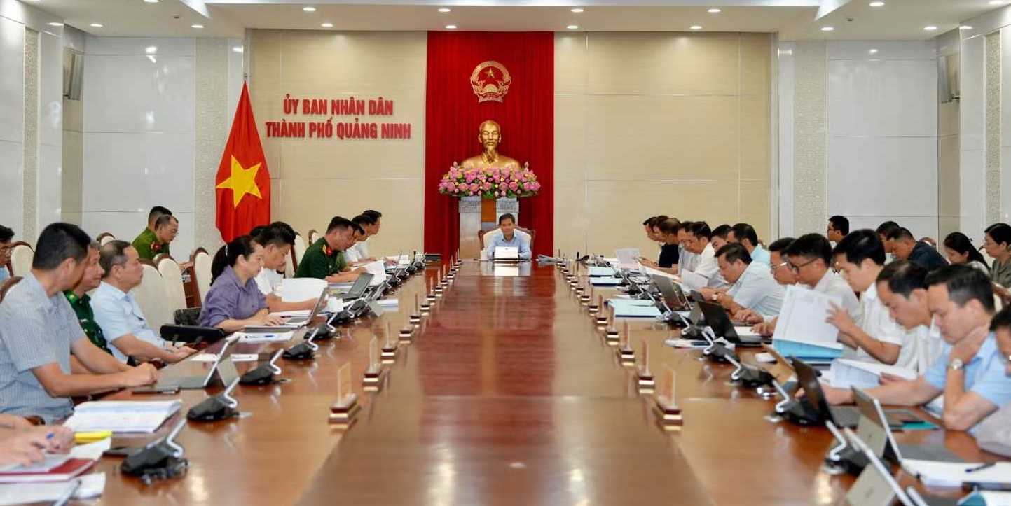 Ông Bùi Văn Khắng, Phó Bí thư Thành ủy, Chủ tịch UBND thành phố Quảng Ninh chủ trì cuộc họp Ông Bùi Văn Khắng, Phó Bí thư Thành ủy, Chủ tịch UBND thành phố Quảng Ninh chủ trì cuộc họp