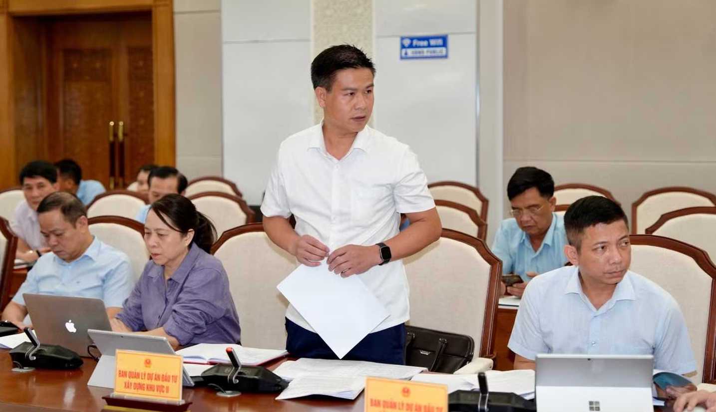 Lãnh đạo Ban QLDA đầu tư xây dựng khu vực II báo cáo tại cuộc họp Lãnh đạo Ban QLDA đầu tư xây dựng khu vực II báo cáo tại cuộc họp