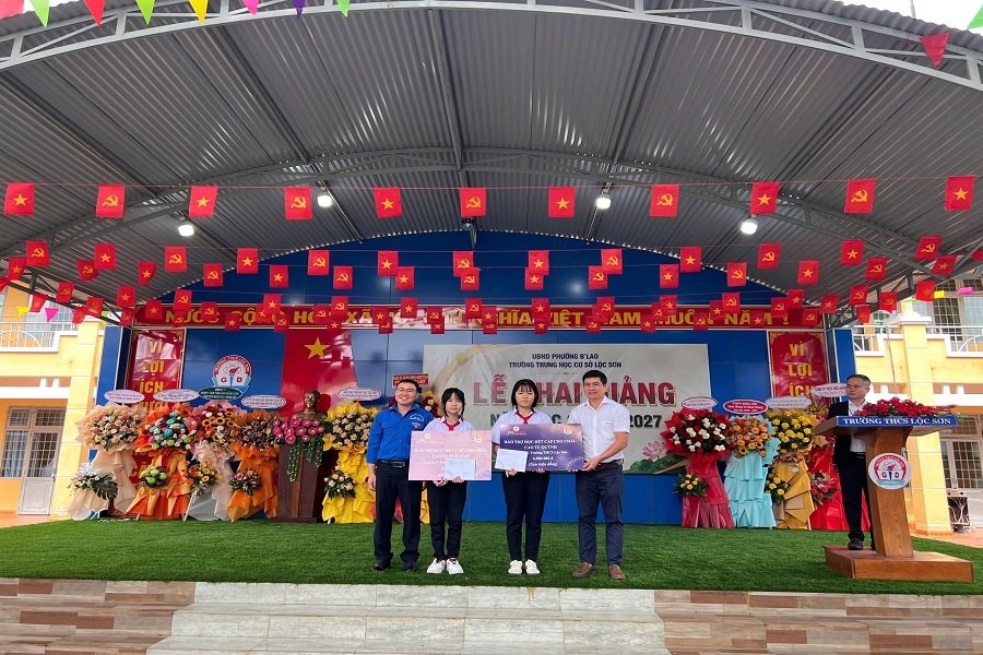 Đo&agrave;n thanh ni&ecirc;n C&ocirc;ng ty hỗ trợ học bổng cho 2 em học sinh trường THCS Lộc Sơn, Phường B'Lao, tỉnh L&acirc;m Đồng, mỗi th&aacute;ng 500.000 đ/em cho đến hết cấp học.
