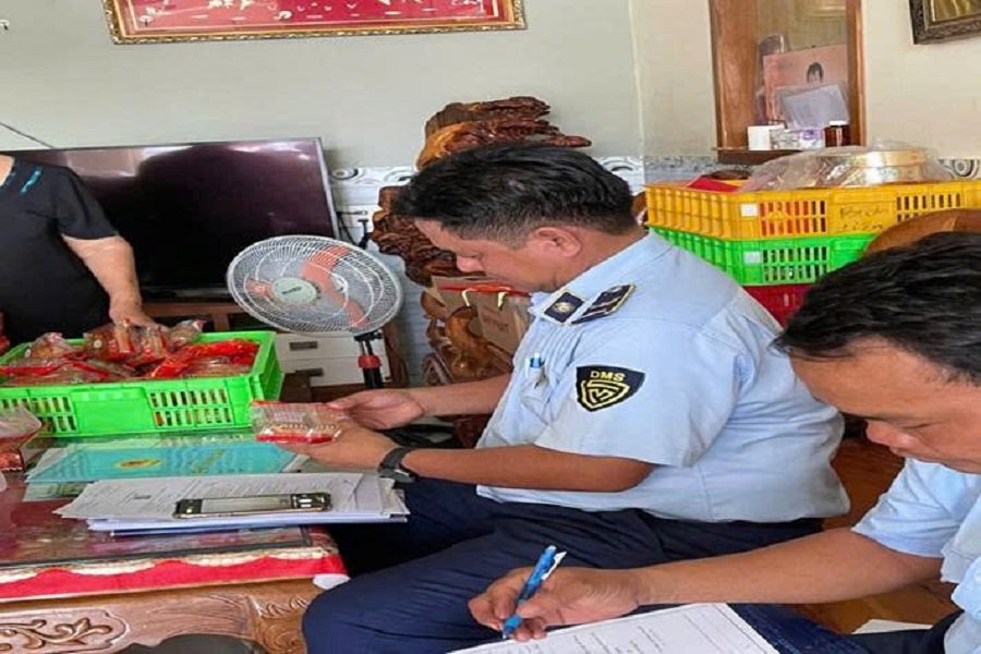 Đội Quản l&yacute; thị trường số 11 tiếp tục siết chặt kiểm tra đối với c&aacute;c cơ sở sản xuất, kinh doanh b&aacute;nh trung thu. (Ảnh: Đội Quản l&yacute; thị trường số 11)