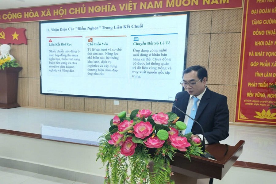 &Ocirc;ng Phan Đ&igrave;nh Khi&ecirc;m, Ph&oacute; Chủ tịch Li&ecirc;n minh Hợp t&aacute;c x&atilde; tỉnh ph&aacute;t biểu tại Hội nghị.