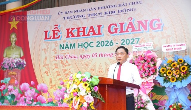 Thầy Đặng Ngọc Lam - Hiệu trưởng nh&agrave; trường ph&aacute;t biểu.