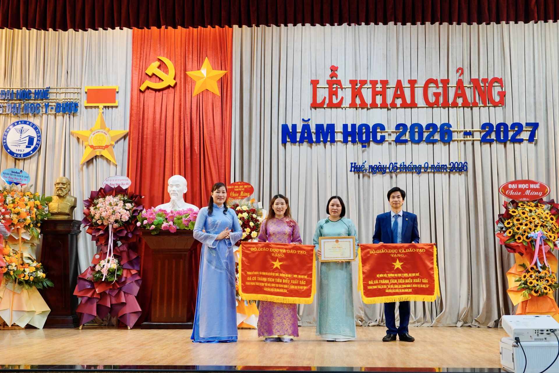 Nhận cờ thi đua của Bộ Gi&aacute;o dục v&agrave; Đ&agrave;o tạo