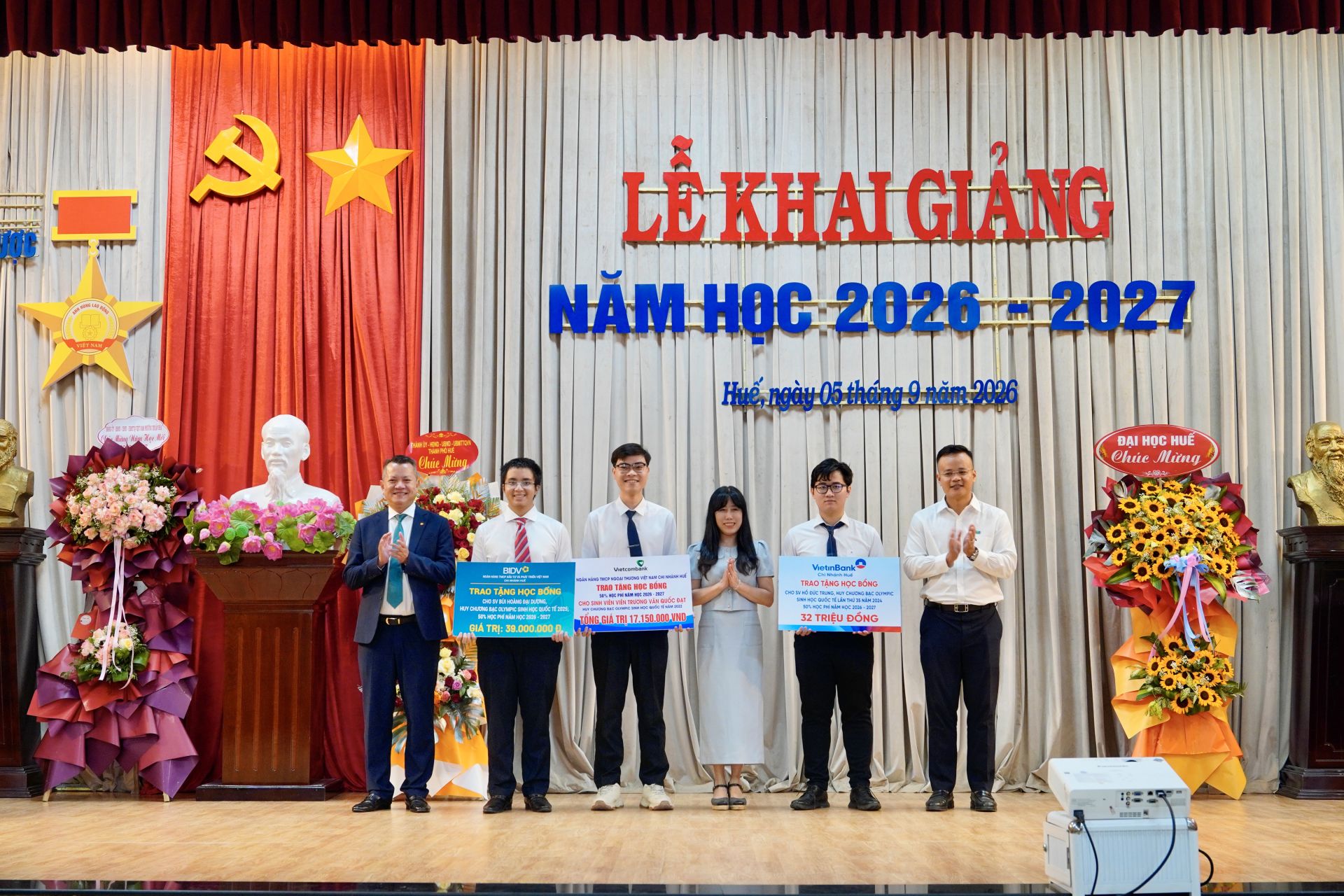 c&aacute;c đơn vị t&agrave;i trợ cho sinh vi&ecirc;n ngh&egrave;o vượt kh&oacute;