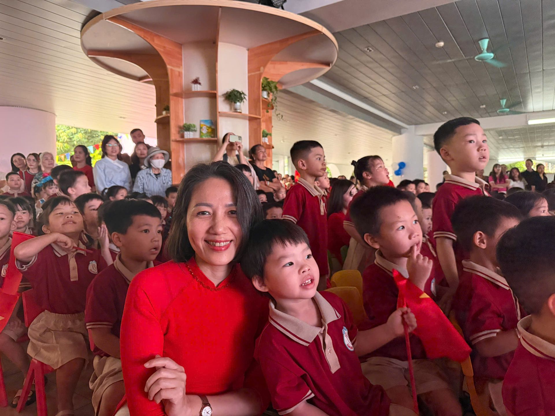 C&ocirc; gi&aacute;o &acirc;n cần chăm s&oacute;c, động vi&ecirc;n học sinh Trường Mầm non Hoa Hồng trong ng&agrave;y đầu năm học mới.