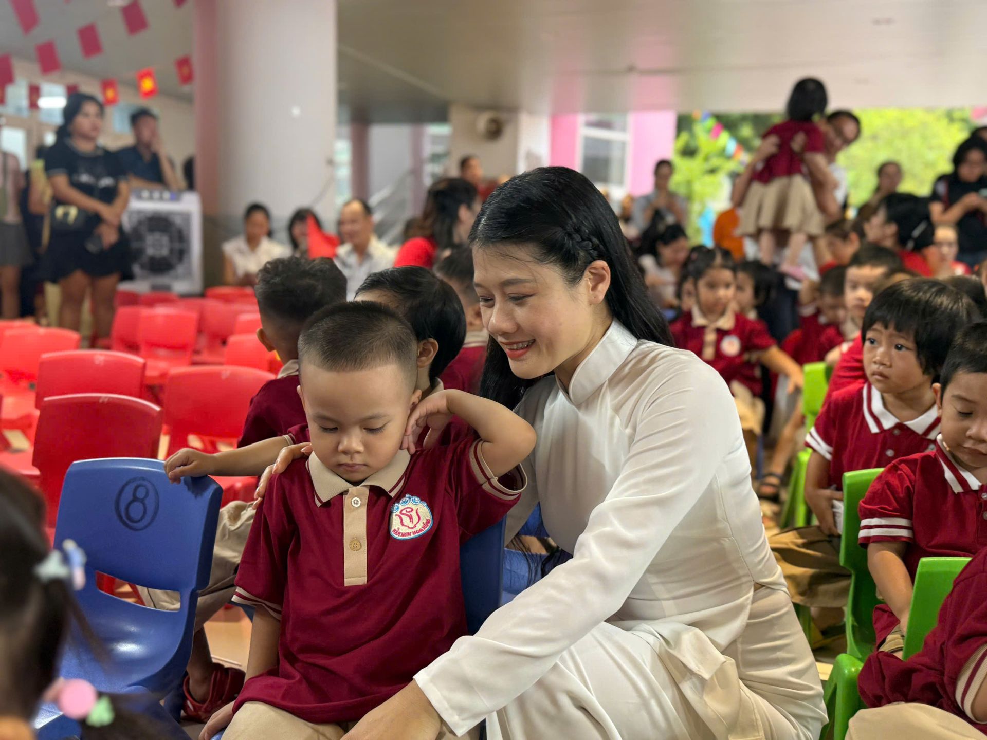 C&ocirc; v&agrave; tr&ograve; Trường Mầm non Hoa Hồng h&ograve;a chung niềm vui trong ng&agrave;y hội đến trường.