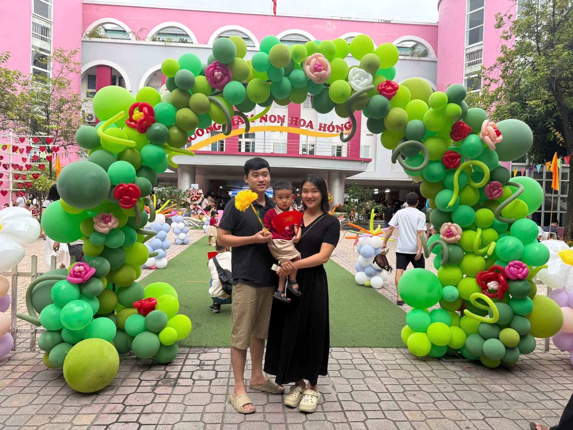Phụ huynh lưu lại khoảnh khắc đ&aacute;ng nhớ c&ugrave;ng con trong ng&agrave;y khai giảng tại Trường Mầm non Hoa Hồng.