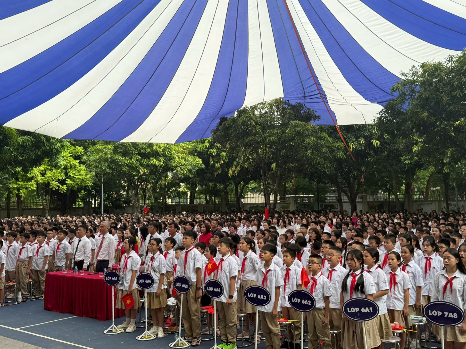 Học sinh Trường THCS Nghĩa T&acirc;n trang nghi&ecirc;m trong lễ khai giảng năm học 2026 - 2027.