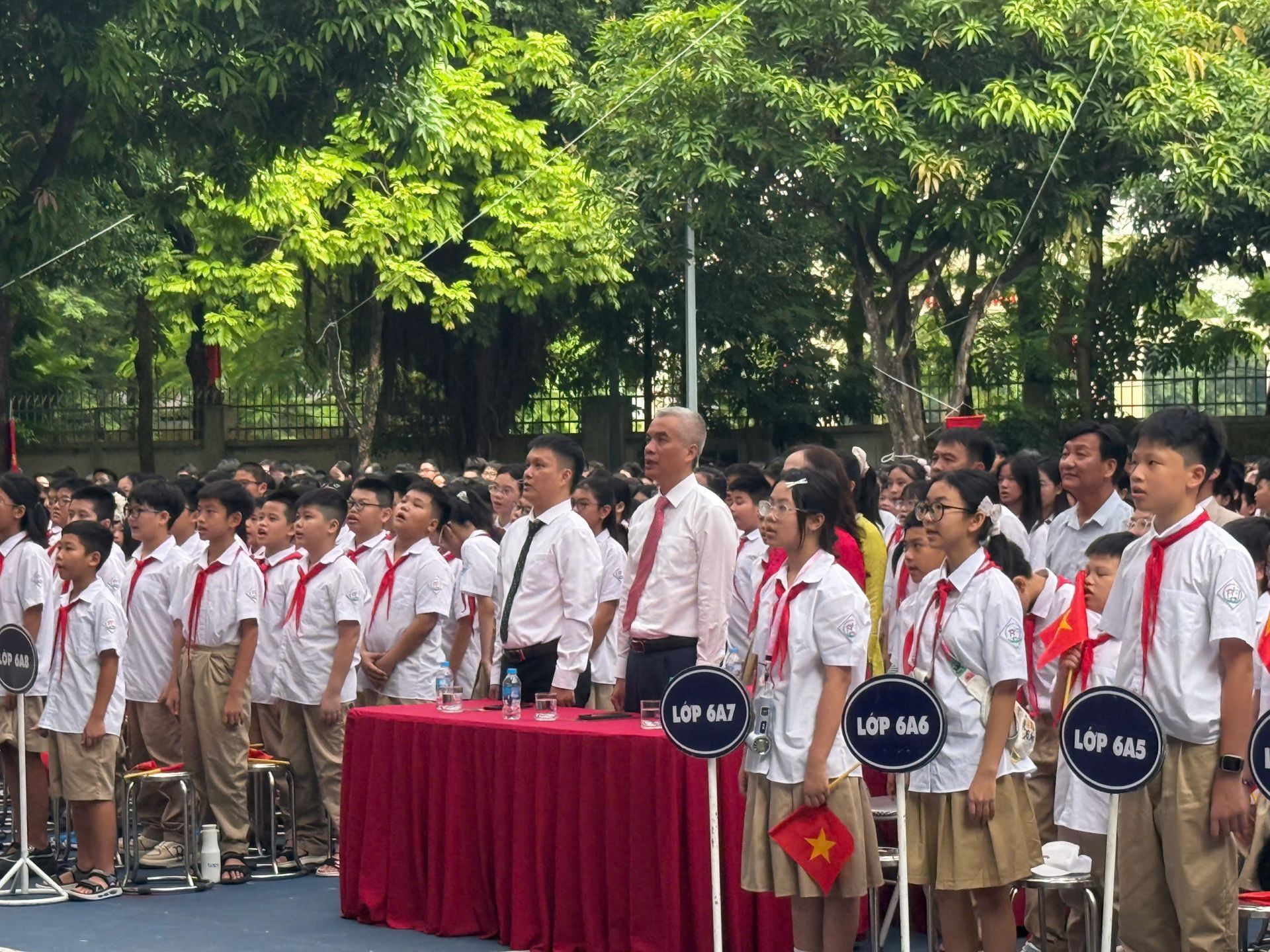 L&atilde;nh đạo phường Nghĩa Đ&ocirc; c&ugrave;ng thầy v&agrave; tr&ograve; Trường THCS Nghĩa T&acirc;n thực hiện nghi lễ ch&agrave;o cờ trong lễ khai giảng năm học 2026 - 2027.