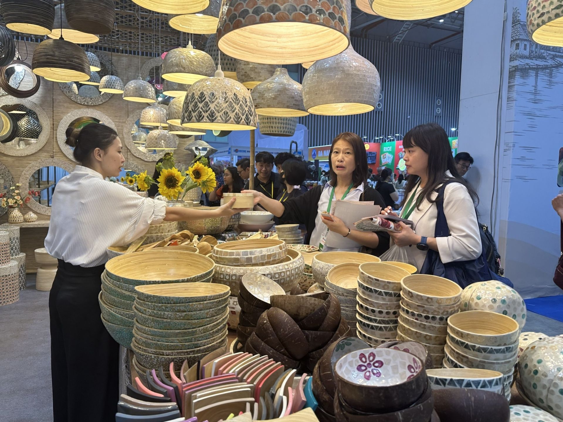 Doanh nghiệp hàng tiêu dùng Việt Nam nâng chuẩn sản xuất, logistics và truy xuất nguồn gốc để đáp ứng yêu cầu ngày càng cao của nhà mua hàng quốc tế. Doanh nghiệp hàng tiêu dùng Việt Nam nâng chuẩn sản xuất, logistics và truy xuất nguồn gốc để đáp ứng yêu cầu ngày càng cao của nhà mua hàng quốc tế.