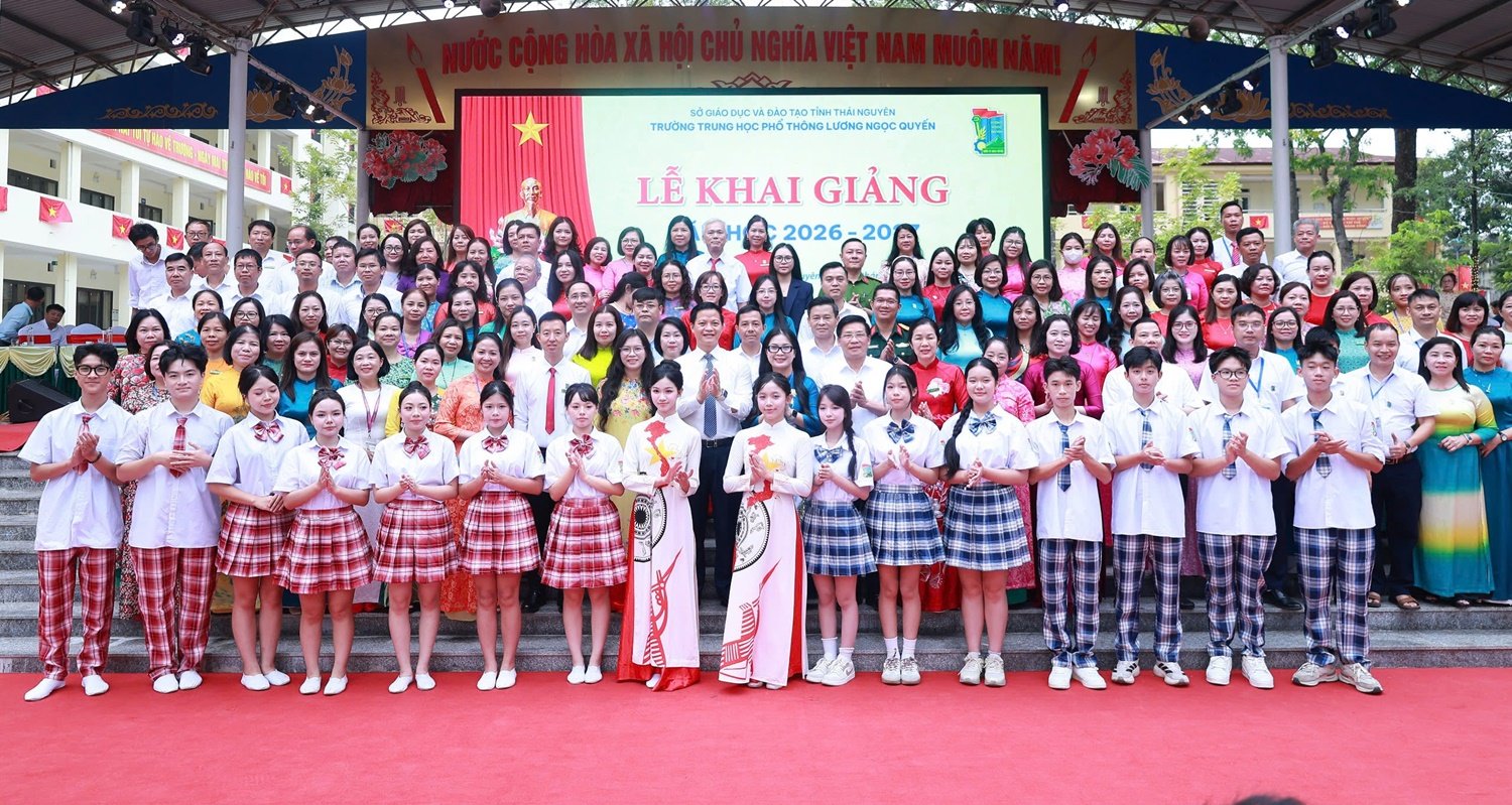 Chủ tịch UBND tỉnh Vương Quốc Tuấn dự Lễ khai giảng v&agrave; tặng hoa ch&uacute;c mừng c&aacute;n bộ, gi&aacute;o vi&ecirc;n, học sinh Trường THPT Lương Ngọc Quyến