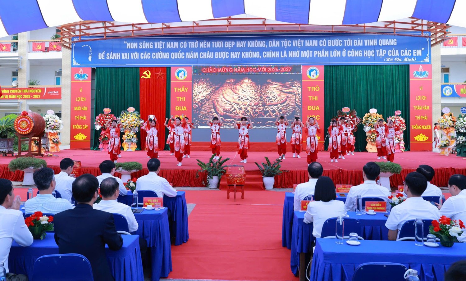 Quang cảnh Lễ khai giảng tại Trường THPT Chuy&ecirc;n Th&aacute;i Nguy&ecirc;n (Ảnh: thainguyen.gov.vn)