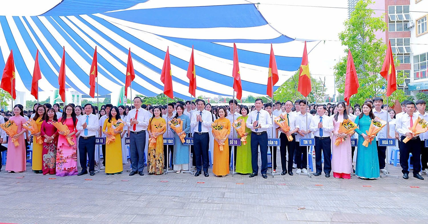 B&iacute; thư Tỉnh ủy Trịnh Xu&acirc;n Trường v&agrave; c&aacute;c đại biểu tặng hoa v&agrave; qu&agrave; ch&uacute;c mừng Nh&agrave; trường