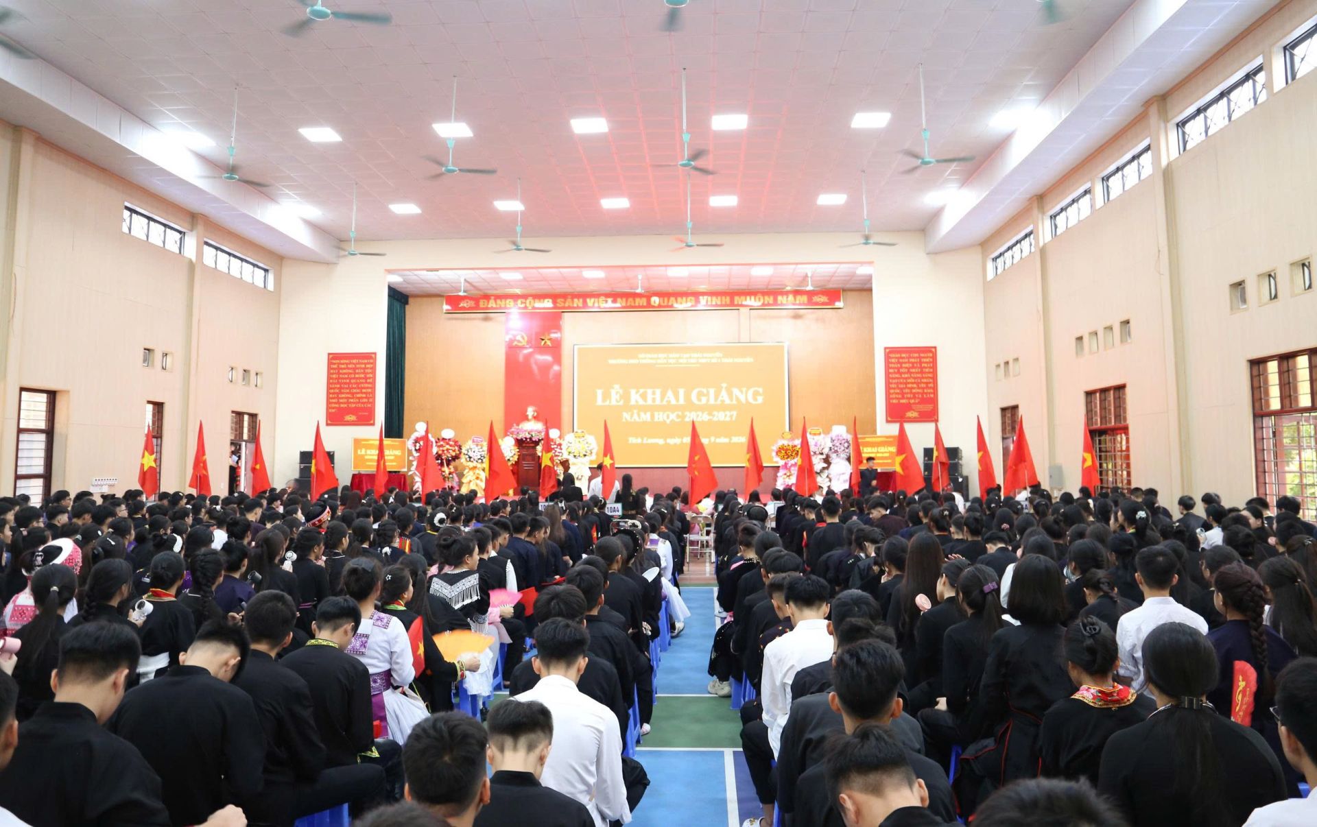 Quang cảnh Lễ khai giảng tại Trường Phổ th&ocirc;ng D&acirc;n tộc nội tr&uacute; THPT số 1 Th&aacute;i Nguy&ecirc;n
