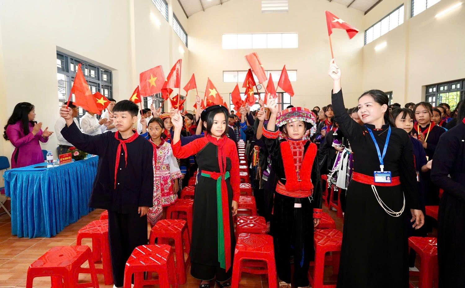 Thầy v&agrave; tr&ograve; Trường PTDT nội tr&uacute; Chợ Đồn ch&agrave;o đ&oacute;n năm học mới