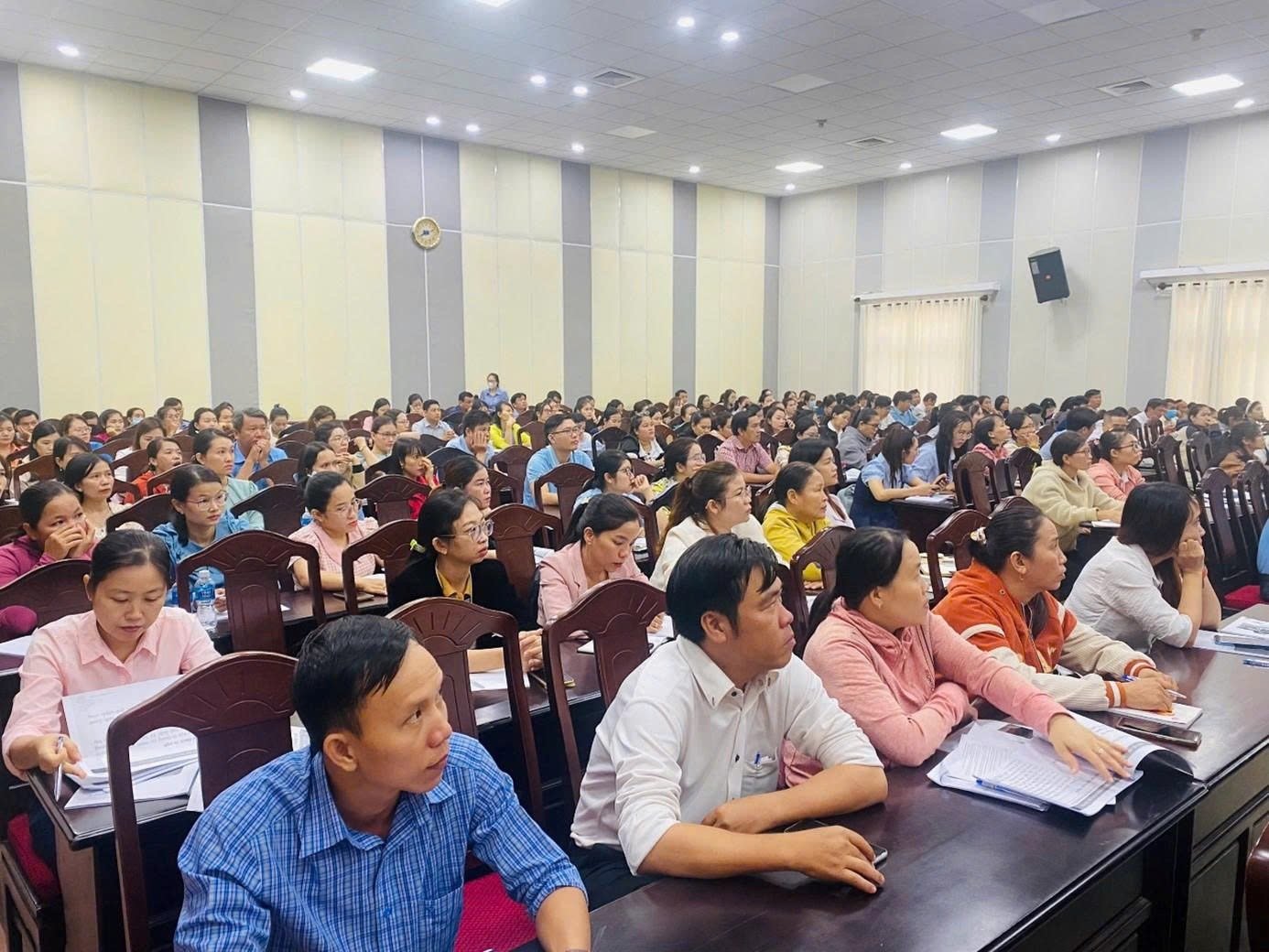 C&aacute;n bộ, c&ocirc;ng chức tỉnh L&acirc;m Đồng trong một lớp tập huấn.