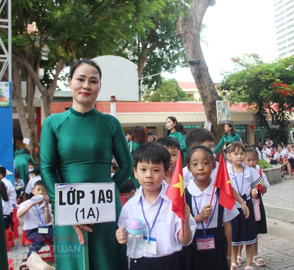 Cô và trò Trường Tiểu học Quang Trung, lần đầu tiên khai giảng tập trung tại trụ sở chính sau khi sáp nhập hai trường tiểu học. Cô và trò Trường Tiểu học Quang Trung, lần đầu tiên khai giảng tập trung tại trụ sở chính sau khi sáp nhập hai trường tiểu học.