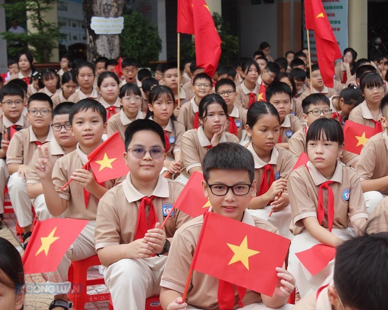 C&aacute;c em học sinh khối 6 dự lễ khai giảng