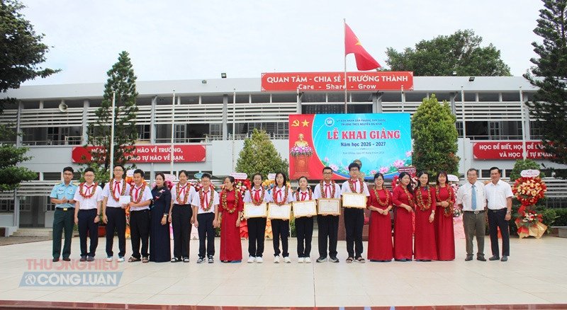 Nh&agrave; trường trao thưởng cho c&aacute;c em học sinh đạt giải cao tại c&aacute;c cuộc thi trong nước v&agrave; quốc tế