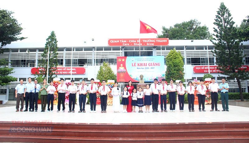 Dịp n&agrave;y, C&ocirc;ng ty Trực thăng Miền Nam (VNH South) trao tặng 35 suất học bổng hỗ trợ c&aacute;c em học sinh Trường THCS Nguyễn An Ninh v&agrave; c&aacute;c trường l&acirc;n cận c&oacute; ho&agrave;n cảnh kh&oacute; khăn, mỗi suất trị gi&aacute; 9 triệu đồng.
