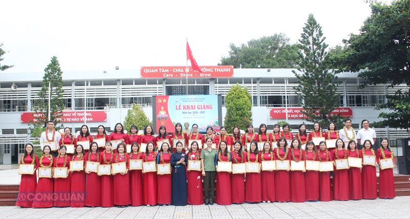 Trao giấy khen cho c&aacute;c gi&aacute;o vi&ecirc;n đạt Chiến sĩ thi đua cơ sở