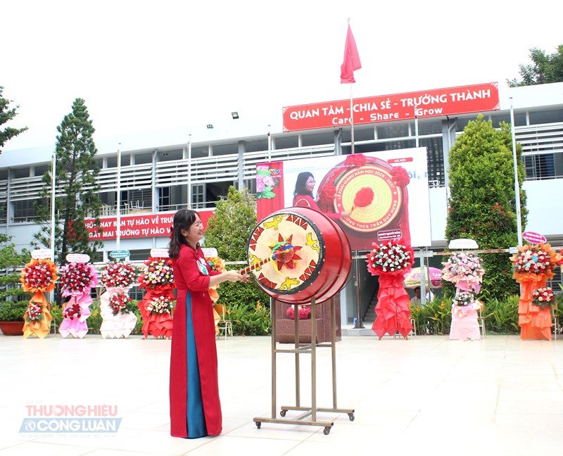 Hiệu trưởng Nguyễn Thị S&ocirc;ng Thương đ&aacute;nh trống khai trường