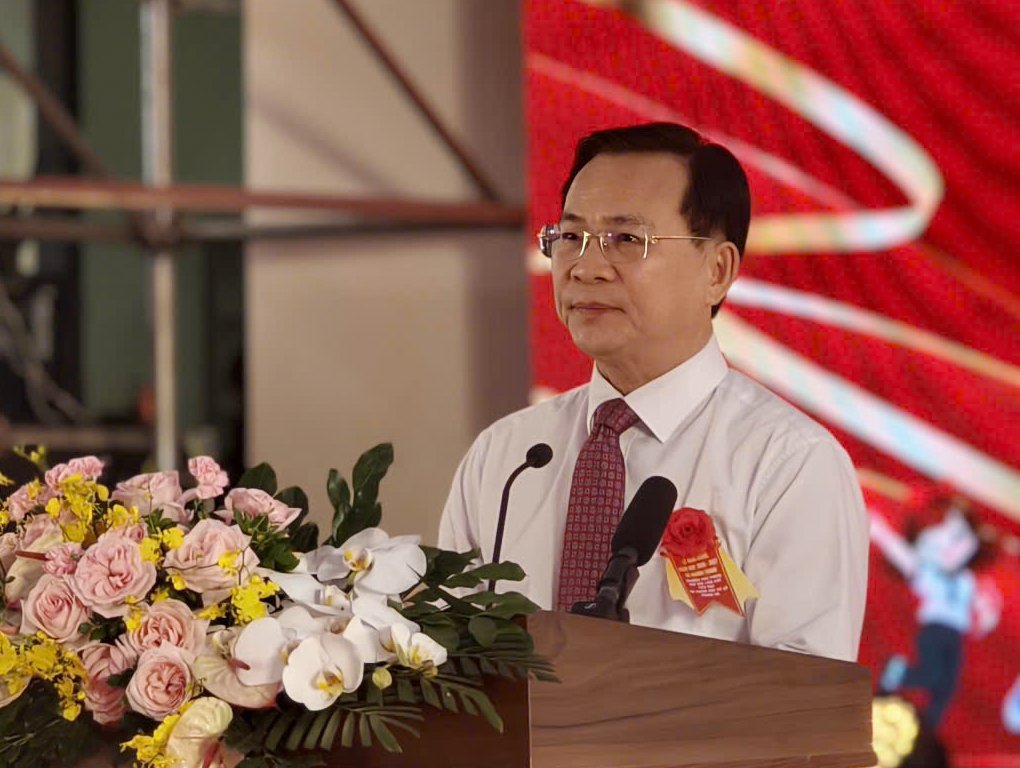&Ocirc;ng Hồ Văn Mười, Chủ tịch UBND tỉnh L&acirc;m Đồng, ph&aacute;t biểu tại lễ khai giảng.