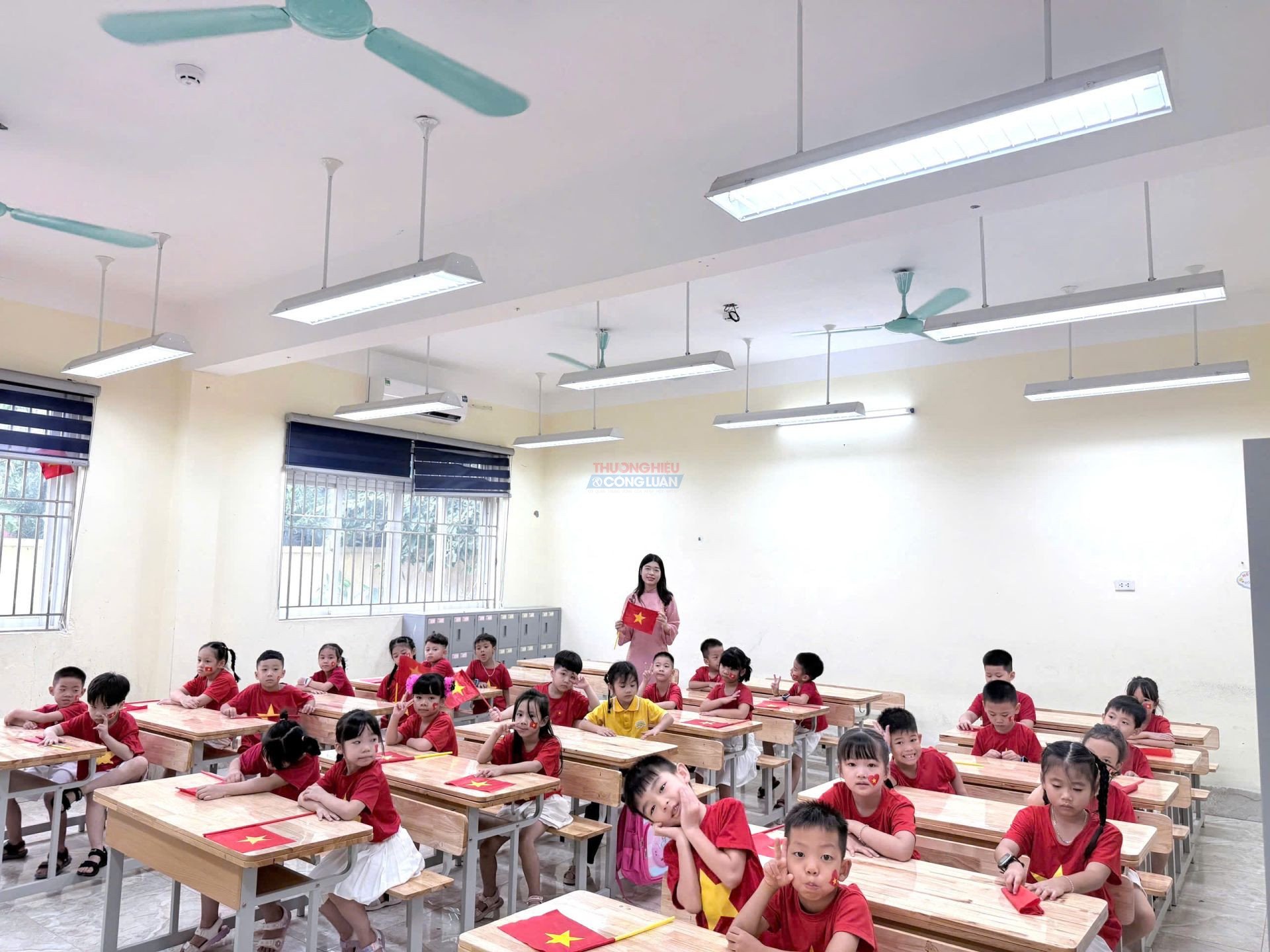 Niềm vui của c&ocirc; v&agrave; tr&ograve; trong ng&agrave;y khai giảng năm học mới
