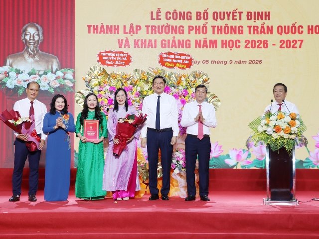 Thứ trưởng Bộ Nội vụ Nguyễn Thị H&agrave; v&agrave; c&aacute;c đồng ch&iacute; l&atilde;nh đạo tỉnh trao Quyết định th&agrave;nh lập Trường phổ th&ocirc;ng Trần Quốc Ho&agrave;n v&agrave; tặng hoa ch&uacute;c mừng Nh&agrave; trường.