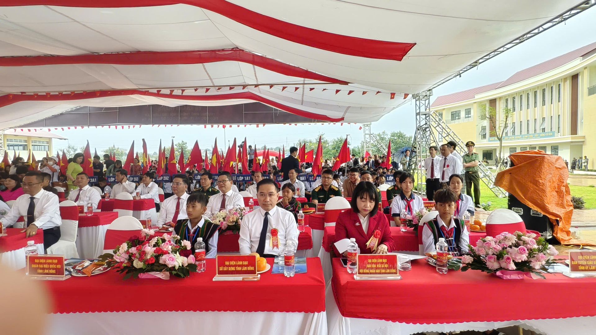 C&aacute;c đại biểu tham dự lễ Khai giảng tại Trường Phổ Th&ocirc;ng nội tr&uacute; li&ecirc;n cấp Tiểu học v&agrave; THCS Thuận An.