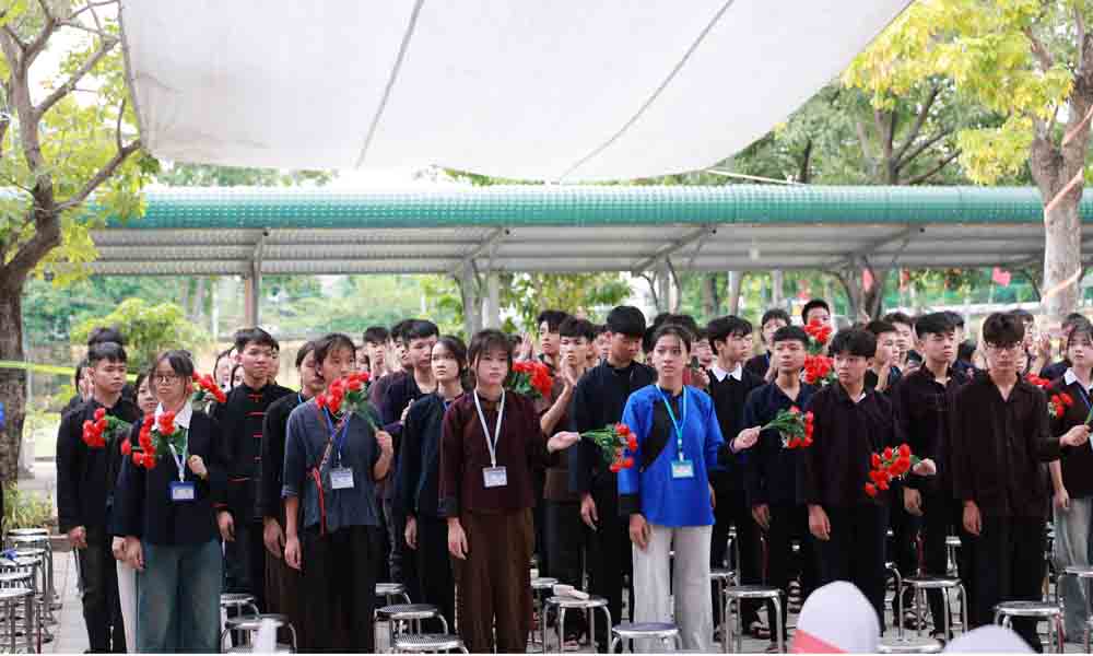 C&aacute;c em học sinh dự lễ khai giảng. Ảnh: Quốc Trường.