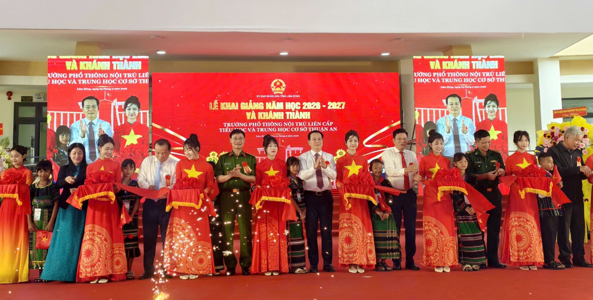 C&aacute;c đại biểu cắt băng kh&aacute;nh th&agrave;nh trường Phổ Th&ocirc;ng nội tr&uacute; l&ecirc;n cấp Tiểu học v&agrave; THCS Thuận An.