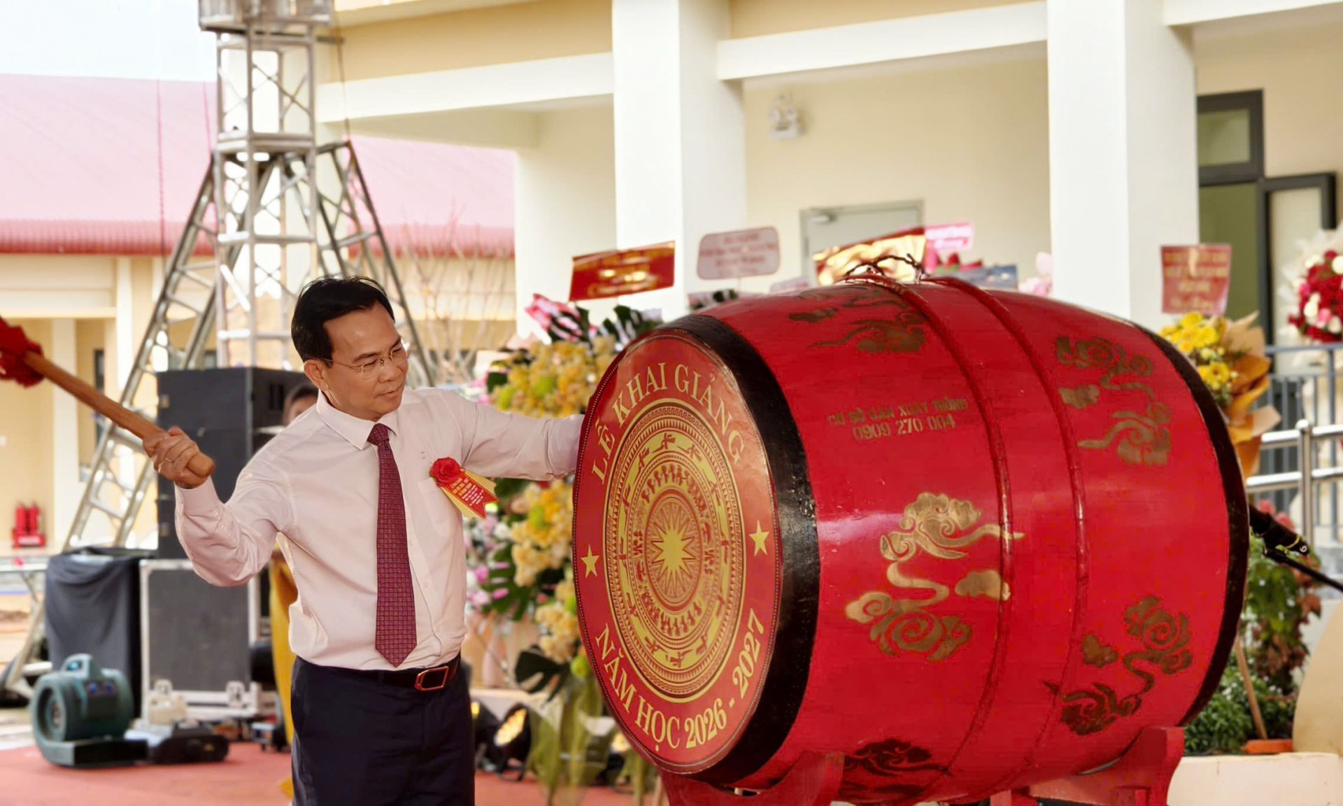&Ocirc;ng Hồ Văn Mười, Chủ tịch UBND tỉnh L&acirc;m Đồng, đ&aacute;nh trống khai giảng năm học mới.