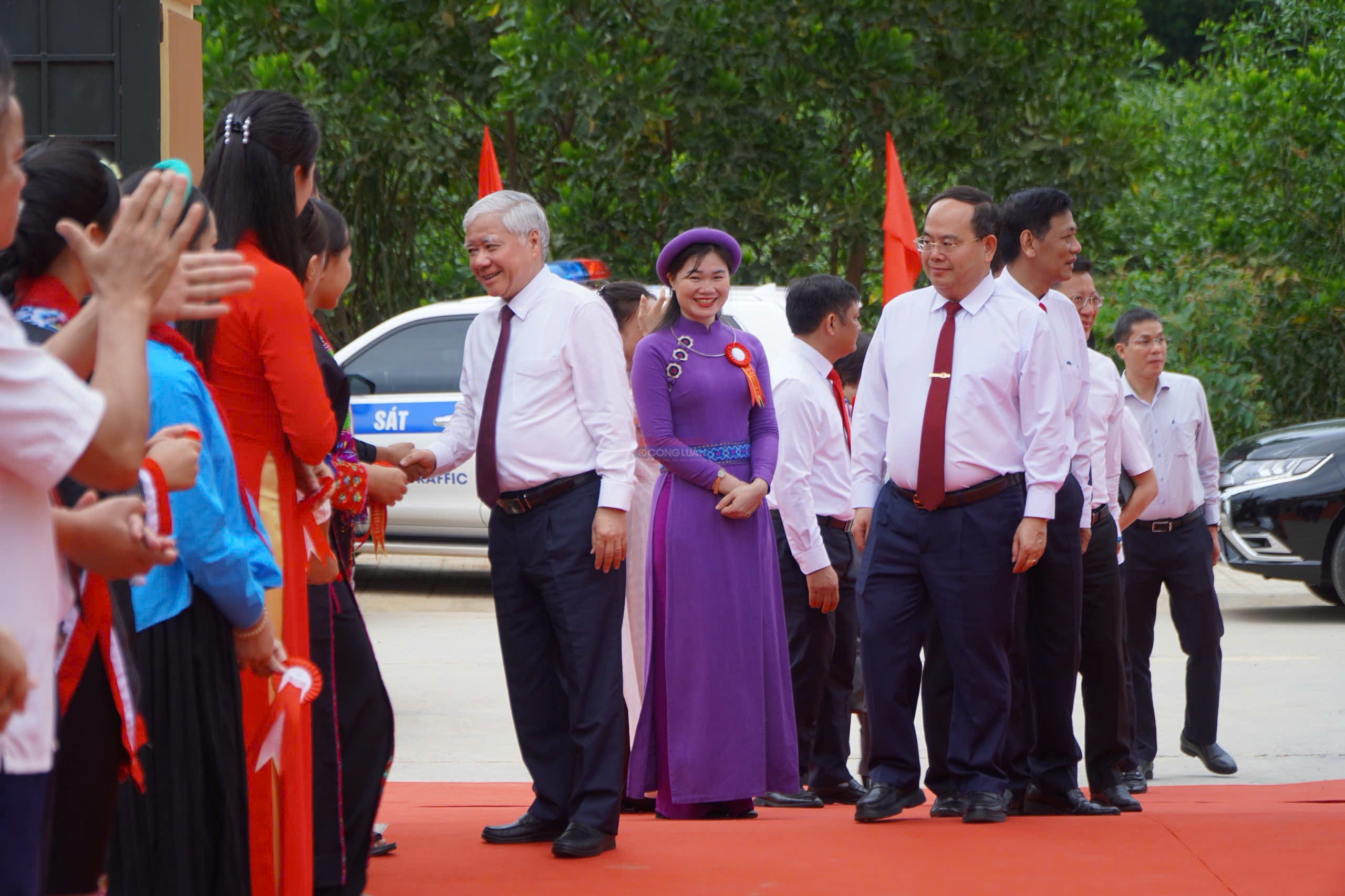 Phó Chủ tịch Thường trực Quốc hội Đỗ Văn Chiến trò chuyện và động viên cô trò Trường Phổ thông Nội trú Tiểu học và THCS Bình Liêu bước vào năm học mới Phó Chủ tịch Thường trực Quốc hội Đỗ Văn Chiến trò chuyện và động viên cô trò Trường Phổ thông Nội trú Tiểu học và THCS Bình Liêu bước vào năm học mới