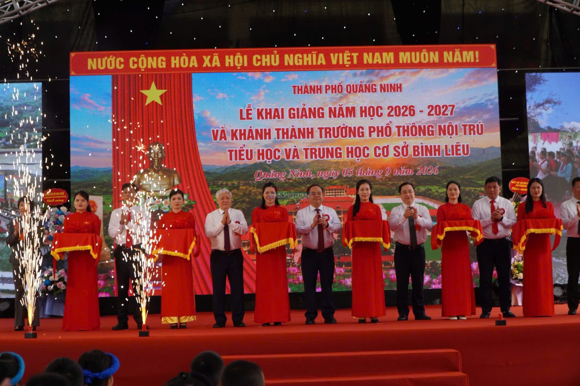 Các vị đại biểu cắt băng khánh thành Trường Phổ thông Nội trú Tiểu học và THCS Bình Liêu, thành phố Quảng Ninh Các vị đại biểu cắt băng khánh thành Trường Phổ thông Nội trú Tiểu học và THCS Bình Liêu, thành phố Quảng Ninh