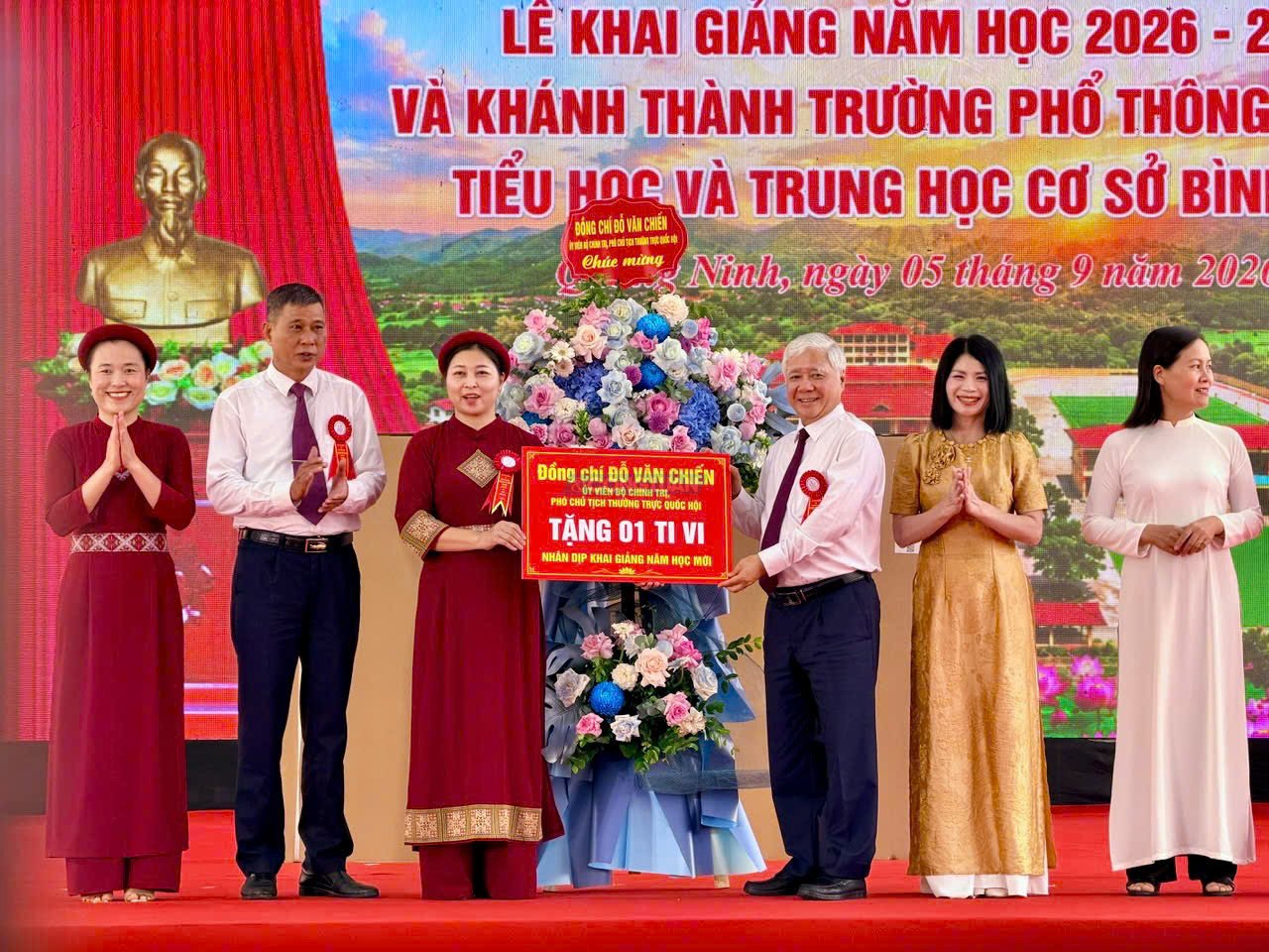 Phó Chủ tịch Thường trực Quốc hội Đỗ Văn Chiến tặng quà cho Trường phổ thông nội trú tiểu học và trung học cơ sở Bình Liêu Phó Chủ tịch Thường trực Quốc hội Đỗ Văn Chiến tặng quà cho Trường phổ thông nội trú tiểu học và trung học cơ sở Bình Liêu