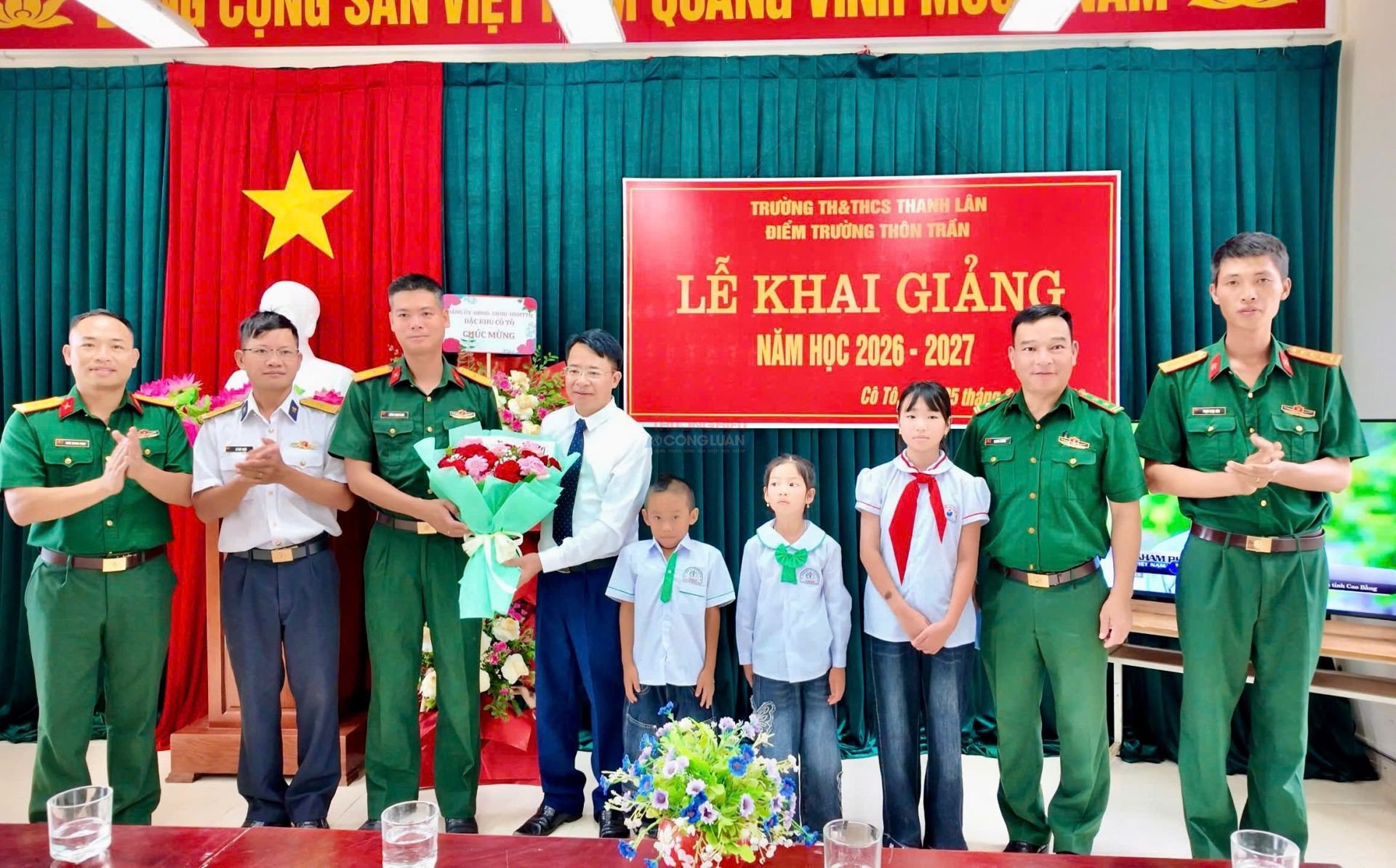 Lễ khai giảng đầy xúc động chỉ có 1 thầy giáo và 3 học sinh trên đảo Trần, đặc khu Cô Tô (Quảng Ninh) Lễ khai giảng đầy xúc động chỉ có 1 thầy giáo và 3 học sinh trên đảo Trần, đặc khu Cô Tô (Quảng Ninh)