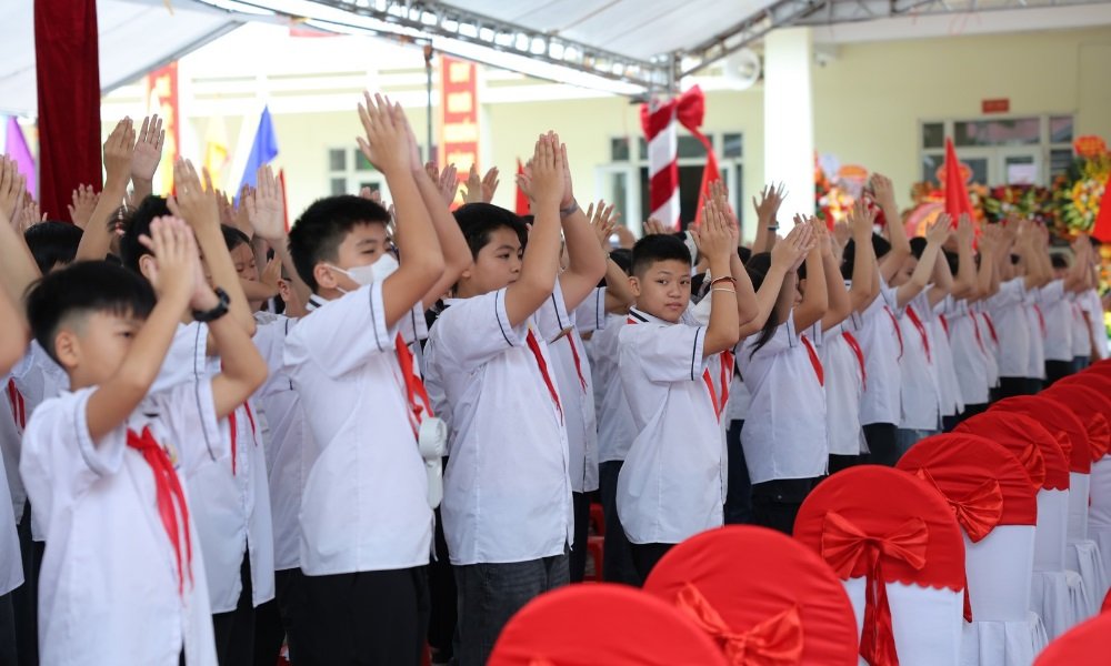 Học sinh Trường Trung học cơ sở Thân Nhân Trung (phường Việt Yên) hân hoan trước giờ khai giảng năm học mới. Học sinh Trường Trung học cơ sở Thân Nhân Trung (phường Việt Yên) hân hoan trước giờ khai giảng năm học mới.