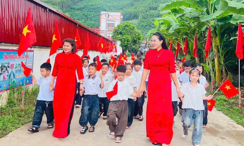 Đón học sinh đến trường dự khai giảng năm học mới tại Trường Tiểu học Đèo Gia (xã Đèo Gia). Đón học sinh đến trường dự khai giảng năm học mới tại Trường Tiểu học Đèo Gia (xã Đèo Gia).