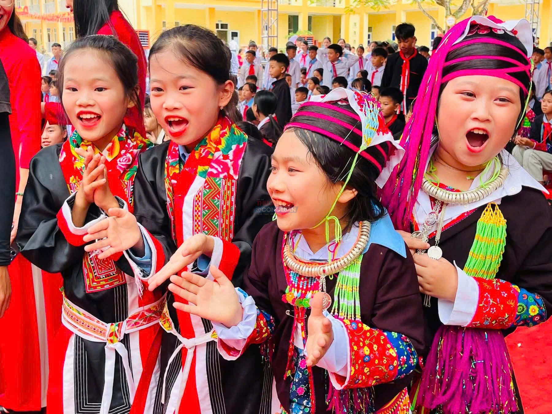 Các em học sinh Trường PTNT Tiểu học và THCS Quảng Sơn rộn ràng khi được học tập trong ngôi trường mới khang trang, đầy đủ tiện ích. Các em học sinh Trường PTNT Tiểu học và THCS Quảng Sơn rộn ràng khi được học tập trong ngôi trường mới khang trang, đầy đủ tiện ích.