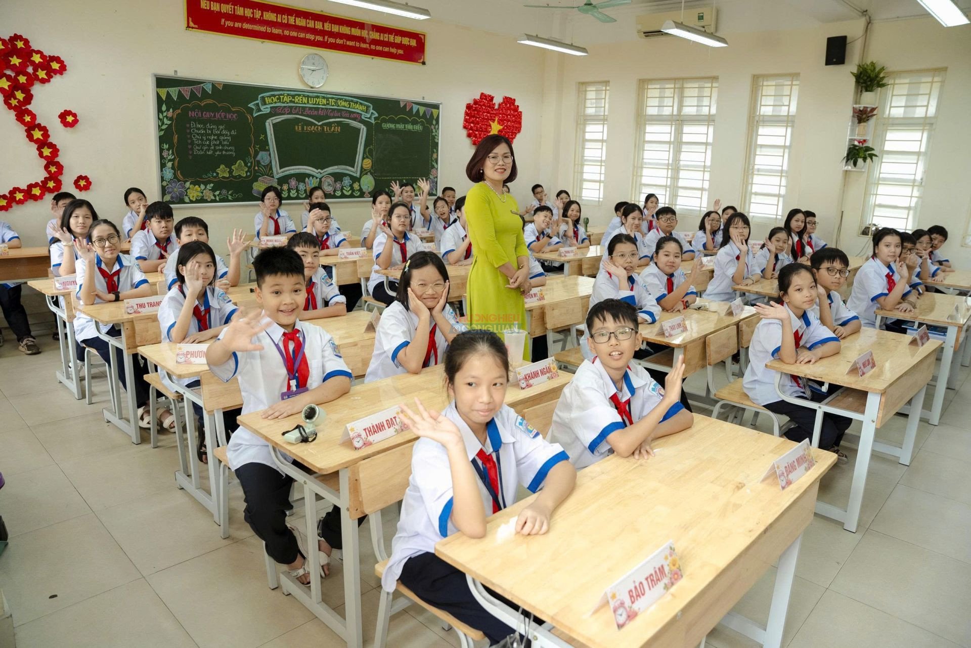 Cô trò lớp 6A1 Trường THPT Hòn Gai rạng rỡ trong ngày khai giảng năm học 2026-2027 Cô trò lớp 6A1 Trường THPT Hòn Gai rạng rỡ trong ngày khai giảng năm học 2026-2027