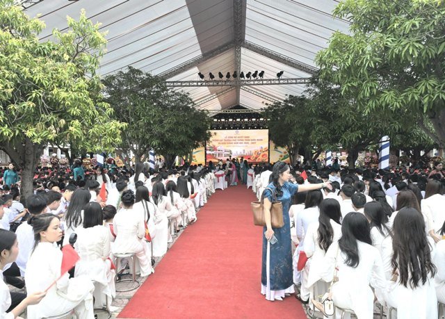 Đại biểu, thầy c&ocirc; gi&aacute;o v&agrave; c&aacute;c em học sinh l&agrave;m lễ ch&agrave;o cờ đầu ti&ecirc;n trong năm mới 2026- 2027 tại Trường phổ th&ocirc;ng Trần Quốc Ho&agrave;n.