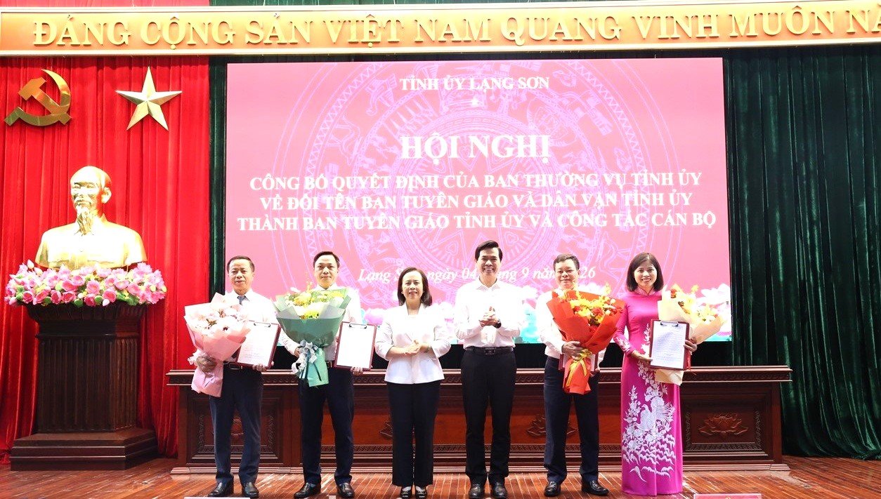 trao quyết định và tặng hoa chúc mừng các đồng chí lãnh đạo Ban Tuyên giáo Tỉnh ủy trao quyết định và tặng hoa chúc mừng các đồng chí lãnh đạo Ban Tuyên giáo Tỉnh ủy