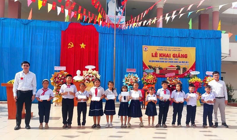 Đại diện LSP v&agrave; C&ocirc;ng ty Cổ phần Kỹ thuật To&agrave;n Thắng trao học bổng cho học sinh c&oacute; ho&agrave;n cảnh kh&oacute; khăn tại Trường Tiểu học Long Sơn 1
